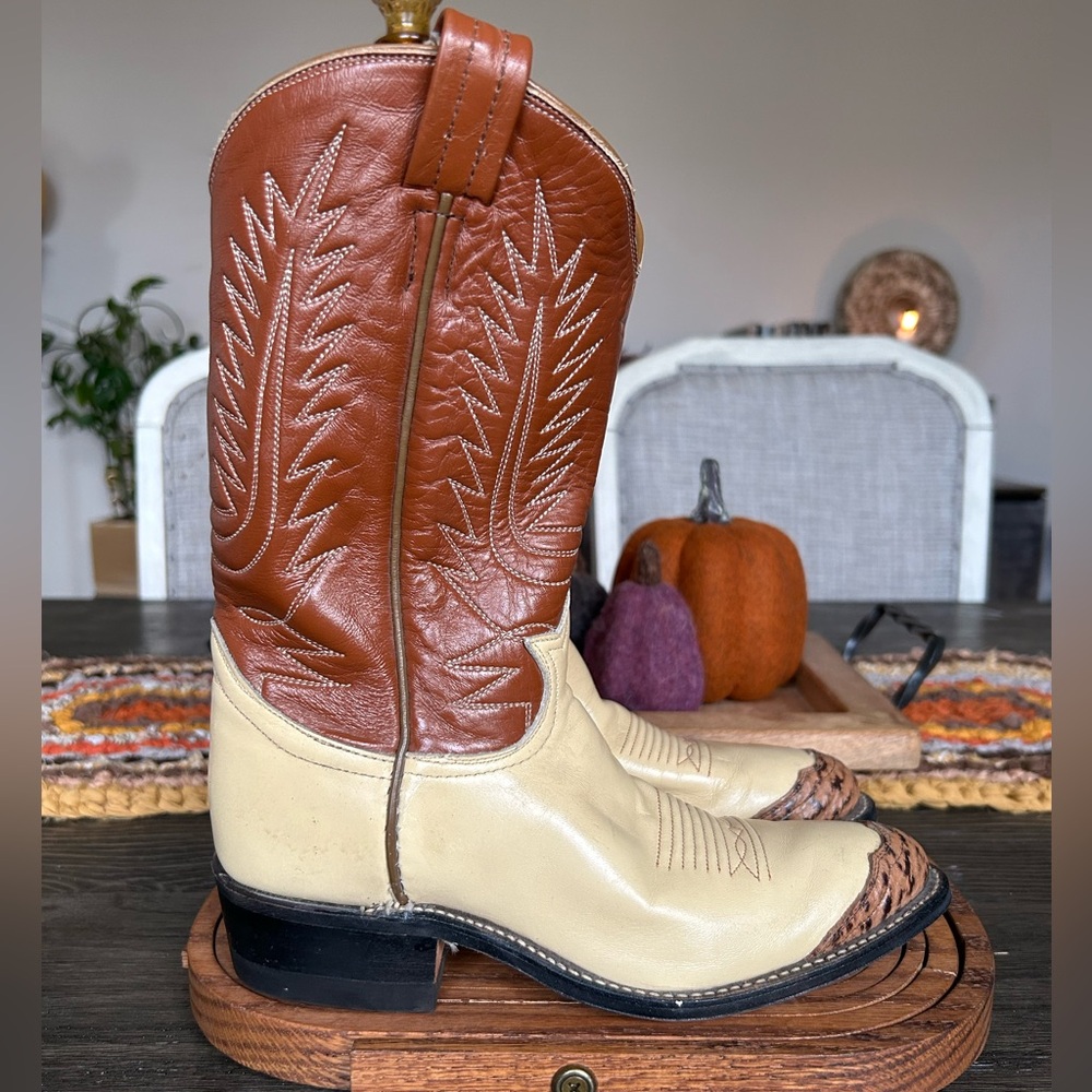 Tony Lama Vintage 90's Wingtip Leather Stitched Two Tone Western Boots!